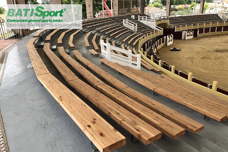 Vue des bancs des gradins en bois.