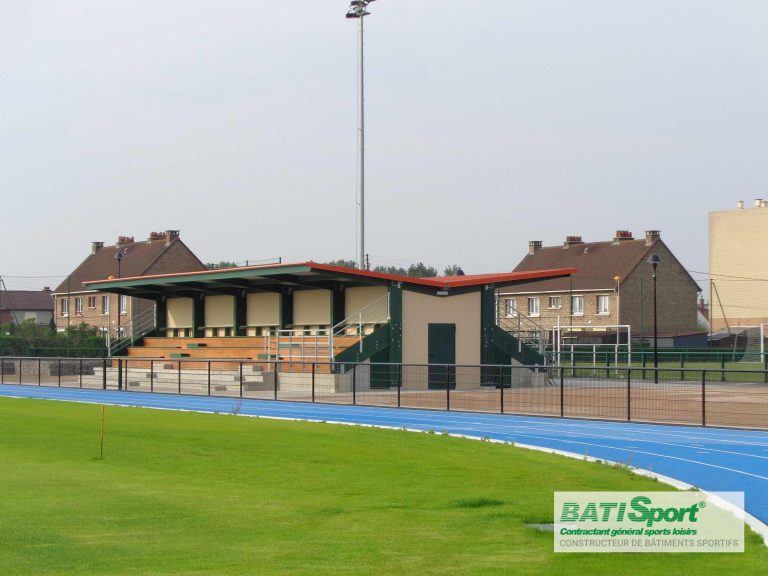 Construction de 2 tribunes dos a dos st pol sur mer.