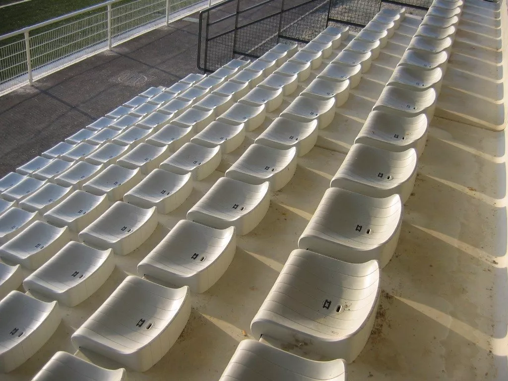 Gradins betons exterieurs.