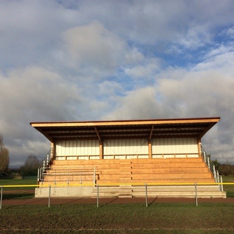 Tribune de stade rugby bois lamelle colle type industrialise.