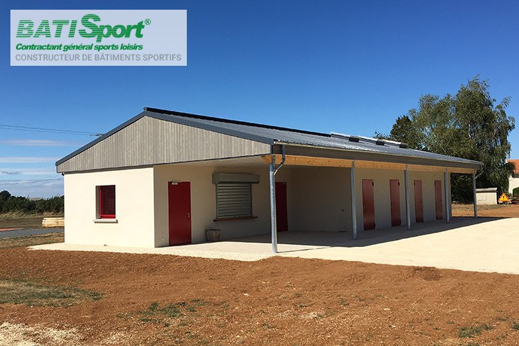 Vestiaires foot de blanzay vus du terrain.