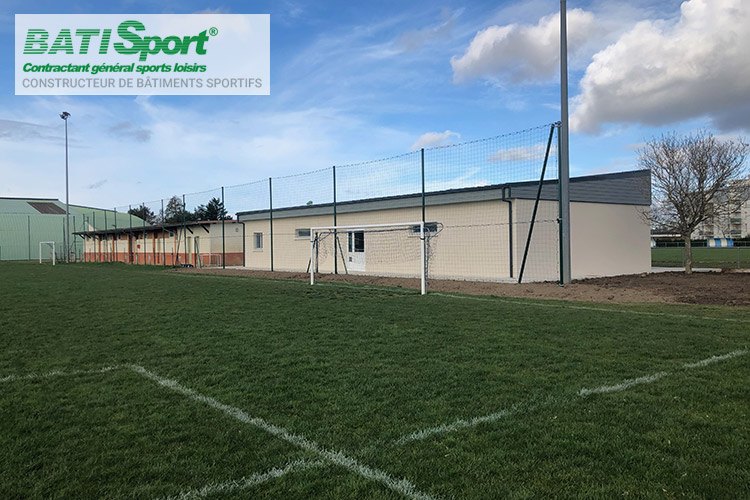 Vestiaires sportifs de jaunay clan vus depuis le terrain de foot.