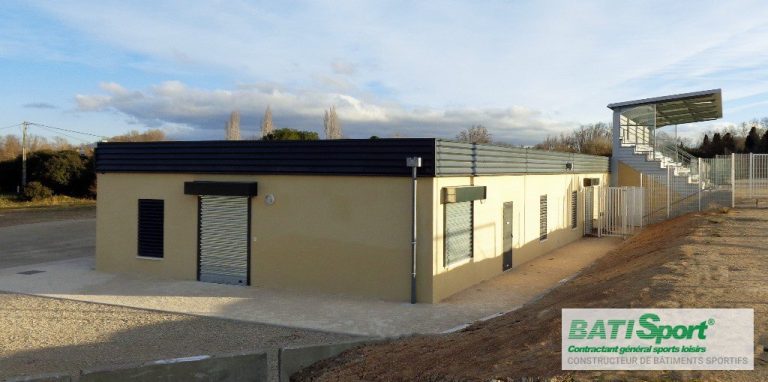 Vestiaires sportifs et tribune de grans.