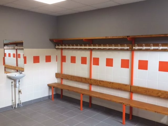 Vue interieure des vestiaires sportifs avec club house au breil sur merize.