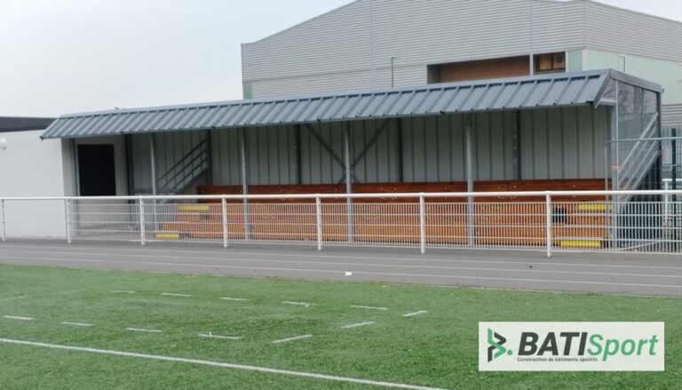 Vue frontale de la mini tribune.